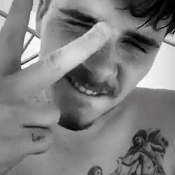 布魯克林模仿爸爸紋上最新天使刺青　大學退學後開心搬回倫敦與家人團聚！