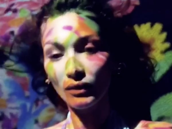 貝拉哈蒂德和威肯復合後超甜蜜，一同去看光雕展 IG 曬恩愛！