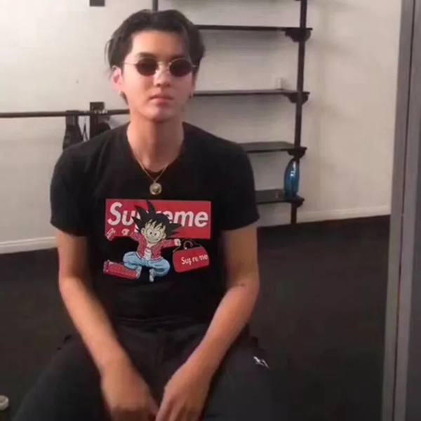 這聯名太兇我不敢看！吳亦凡同款「合成」 Tee  一個月竟能賣出上百件？