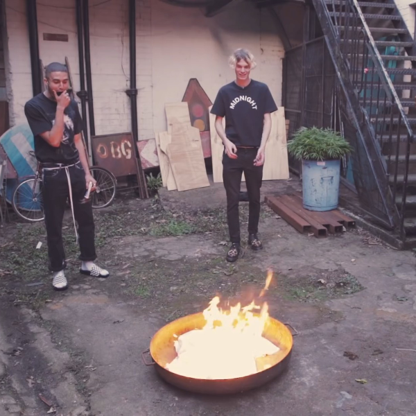 竟然把 「Supreme Box Logo Tee」 燒了！這個百萬點閱的 Youtube 頻道究竟想證明什麼？