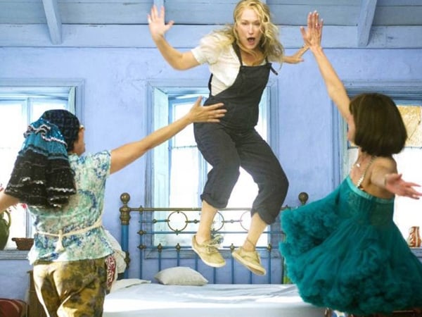 十年前的《 Mamma Mia! 》裡竟然充滿了最新流行穿搭趨勢,你發現了嗎?