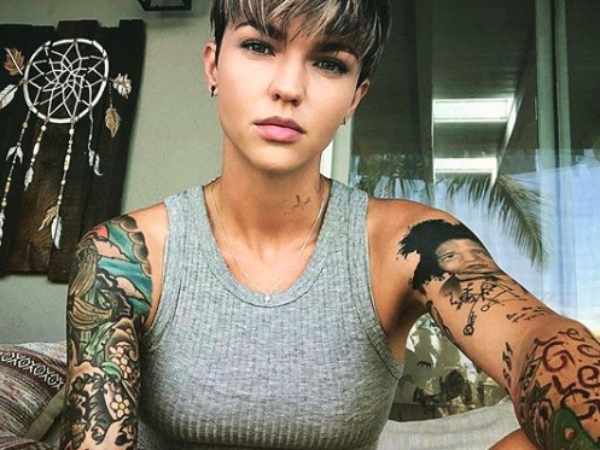 身上共有 109 個刺青！Ruby Rose 帥氣炫耀：我刺青是為了創造回憶，每一個都有意義