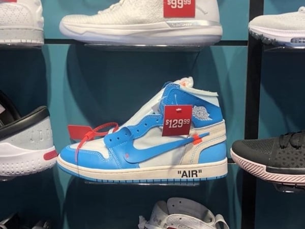 Outlet 神鞋再一發！搶翻天的 The 10 Air Jordan 1 UNC 配色竟出現賣場還 4000 有找？