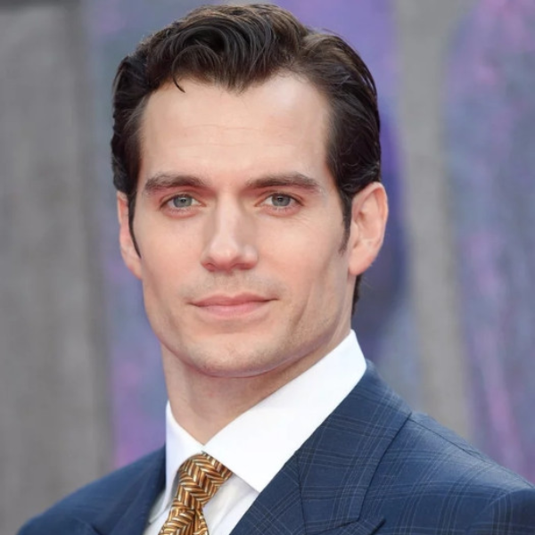 「超人」念出網友對他犯花癡發言　亨利卡維爾：我常看到更飢渴的網友留言！