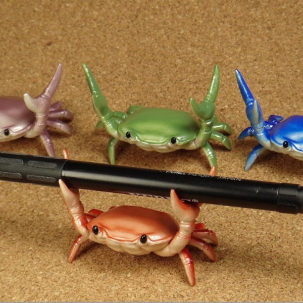 日本網友製作「螃蟹文具架」　自動筆、護唇膏什麼都能舉太可愛！