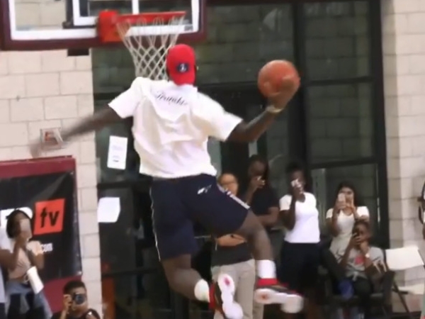 陪兒子征戰比賽！LeBron James 手癢下場秀風車灌籃還遭國中生「拉弓」嗆聲