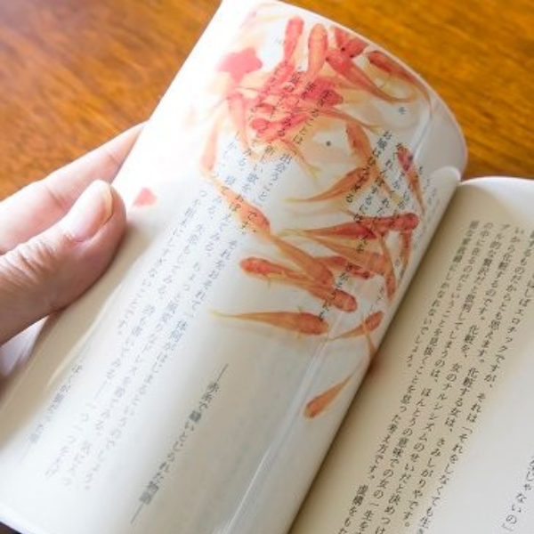 文具控心動！日本「透明金魚書籤」推特爆紅　放進書頁之間悠游超美！
