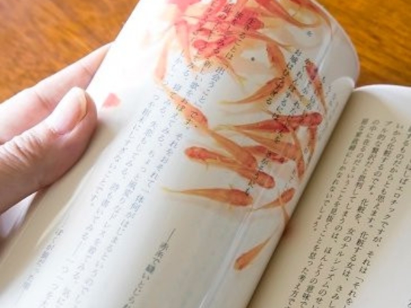 文具控心動！日本「透明金魚書籤」推特爆紅　放進書頁之間悠游超美！