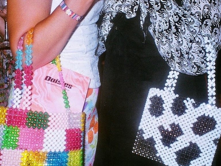 連 Virgil Abloh 也追蹤的 IG 帳戶究竟有什麼魅力？繼 PVC 後下一個流行趨勢就是這個串珠 Ash Bag！