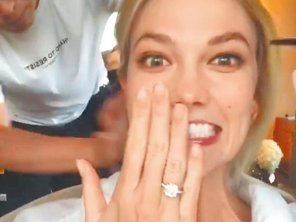 名模 KK 卡莉·克勞斯訂婚，秀出川普女婿弟弟送的大鑽戒！