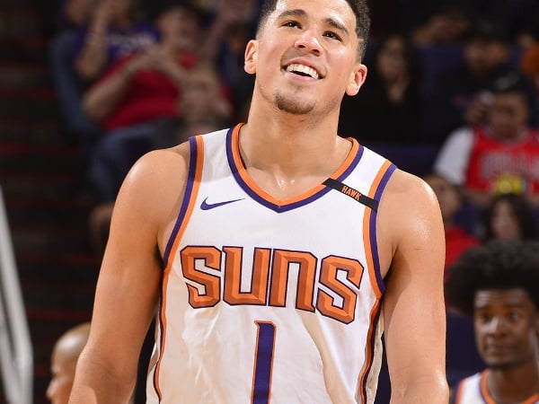 跟哈登喜歡類型一樣？！NBA 球星「娃娃臉」Booker 新女友曝光　網友：看不出來口味這麼重！
