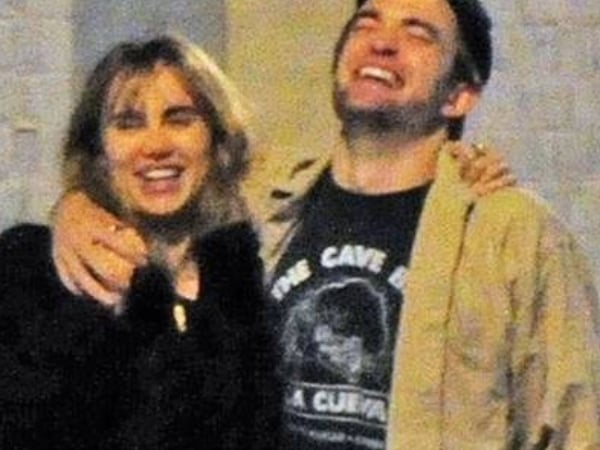 「暮光男」有新歡！羅伯派汀森勾女模 Suki Waterhouse，倫敦街頭甜蜜接吻