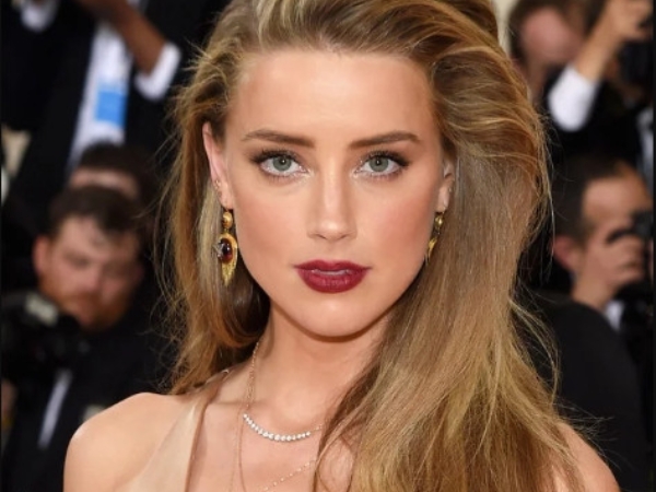 DC 性感女超級英雄！Amber Heard 倒垃圾穿超寬鬆裙裝　一彎腰胸前風光全都露！