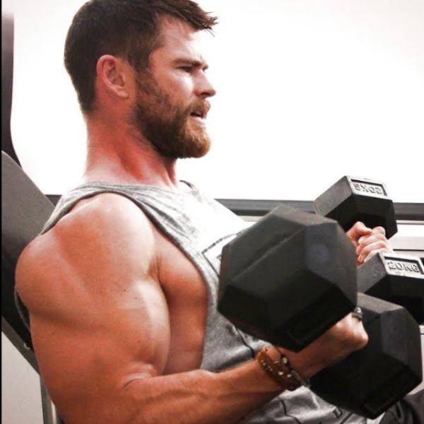 克里斯漢斯沃刺「初代復仇者」紋身痛到叫　網友笑：這不是我印象中的雷神索爾！