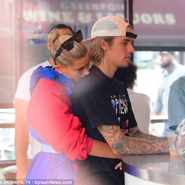 小賈、海莉買飲料也是放閃黏TT，後方環抱、接吻親太陽穴樣樣來！