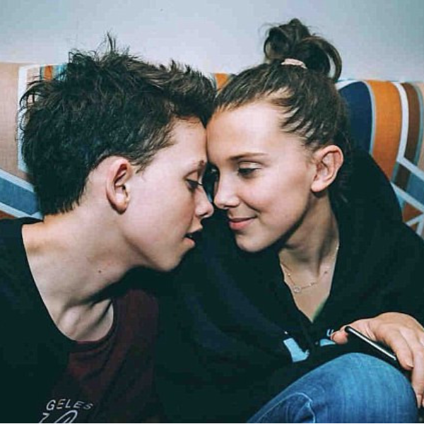 14 歲米莉芭比布朗與小男友宣布和平分手　交往 7 個月曾曬出浪漫擁吻情侶照！