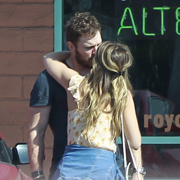 離婚後首個對象，這個被拍到跟 Chris Pratt 街上擁吻的女生是誰？