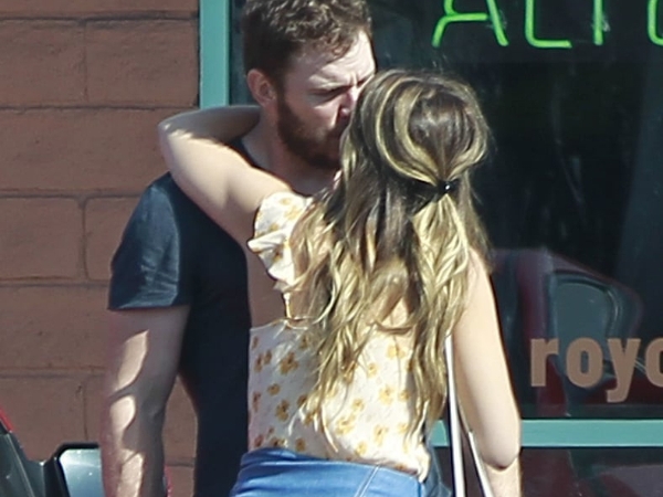 離婚後首個對象，這個被拍到跟 Chris Pratt 街上擁吻的女生是誰？