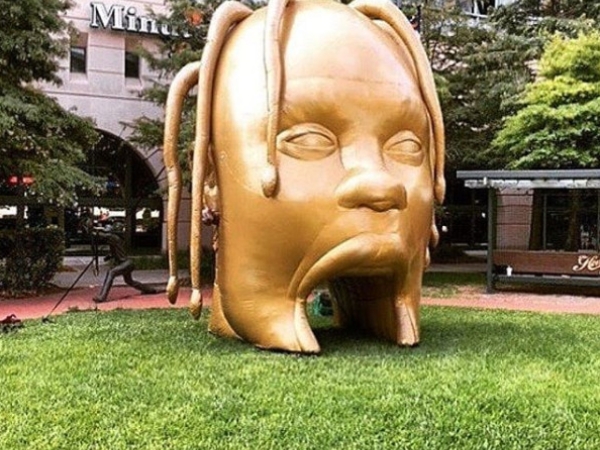 有幾 ％ 像？Travis Scott 宣傳新專輯《Astroworld》竟在美國各地擺放「巨型充氣頭像」！