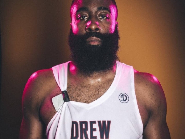 忠誠度破表!James Harden 出席德魯聯盟遮住贊助品牌Logo 並曝光新一代戰靴