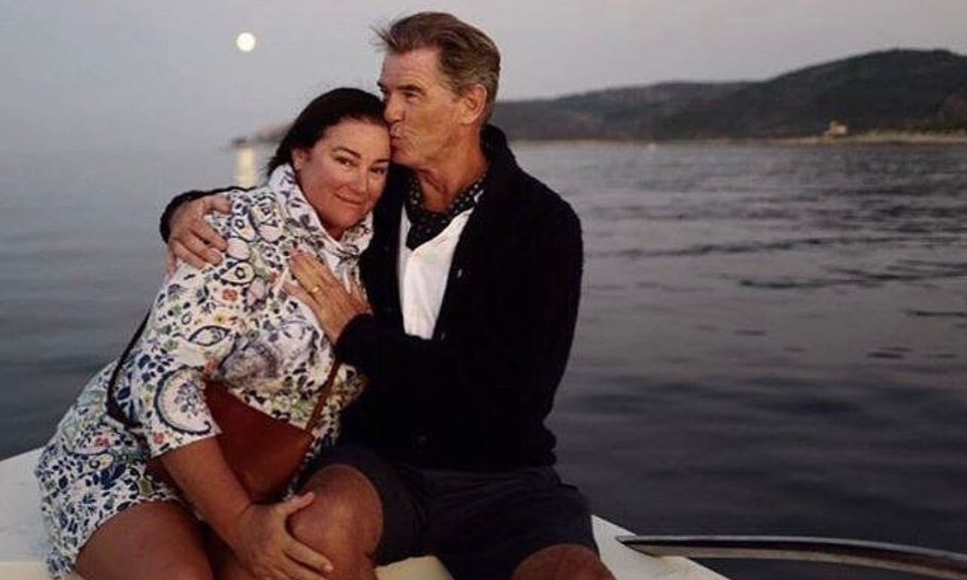皮爾斯布洛斯南 Pierce Brosnan 與妻子基利沙亞史密斯 30 年感情不變，如膠似漆的浪漫愛情令人稱羨！