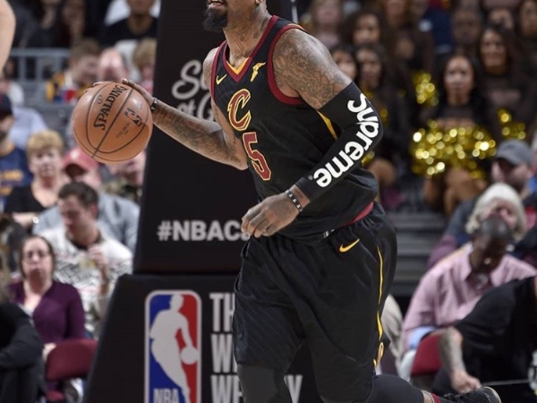 我的忠誠你看的見！神經刀 JR Smith 竟將潮流品牌「Supreme」刺在小腿上！