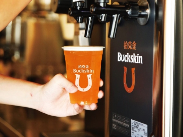 伯朗咖啡館引進金車BUCKSKIN柏克金啤酒 8月1日起全台16家門市搶鮮開賣！