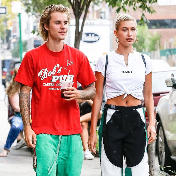 拿下棒球帽！小賈斯汀後梳長髮越留越驚人　與未婚妻海莉鮑德溫甜蜜上街！