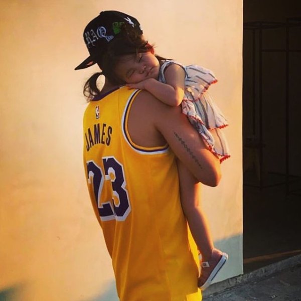 比寶貝女兒還要愛？！陳冠希搶先著用最新「LeBron James 洛杉磯湖人 23 號球衣」！