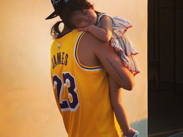 比寶貝女兒還要愛？！陳冠希搶先著用最新「LeBron James 洛杉磯湖人 23 號球衣」！
