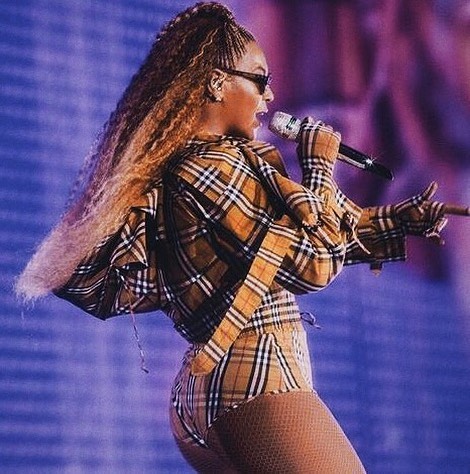 好萊塢第一人！美國流行天后 Beyoncé 在演唱會穿上由 Riccardo Tisci 主理的 Burberry 套裝霸氣十足！