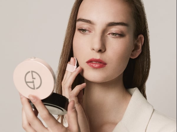 網友：剛發薪，這樣對嗎？Giorgio Armani 推出「粉嫩桃色氣墊」，妝效根本水蜜桃啾 C