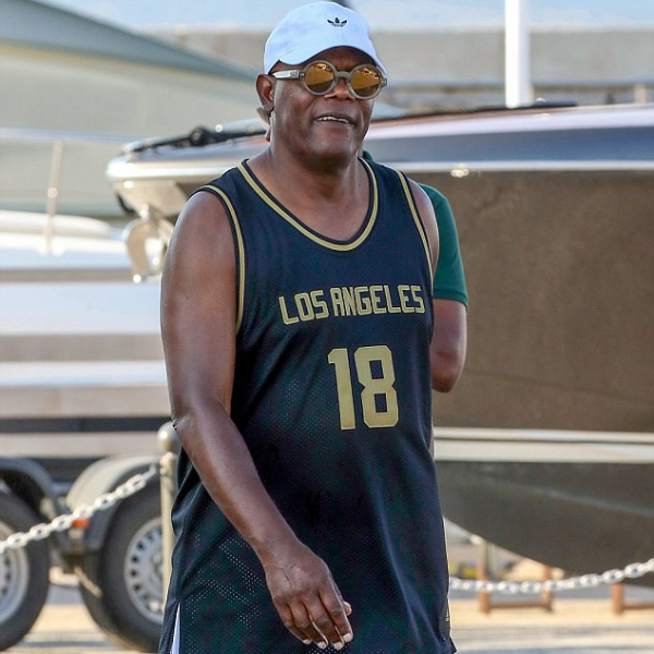 局長已經 69 歲！山繆傑克森穿球衣嘻哈現身　網友：這男人看起來根本數十年如一日！