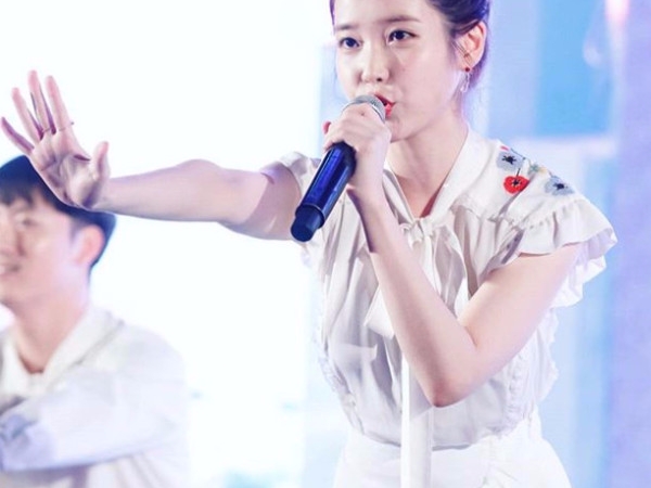 新歌狂掃七大音源榜！IU「公主風」出席夏日盛典眾人搶拍！