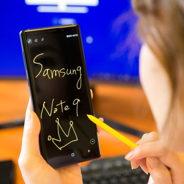超強功能旗艦新機Galaxy Note9 : 全方位滿足顧客需求 全新進化的S Pen與智慧相機 帶來一整天的精湛表現 唯有Galaxy Note9跟得上人們的忙碌腳步