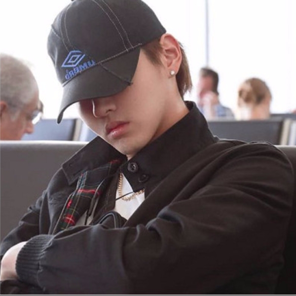 你累了嗎？吳亦凡「一身潮牌」睡在LA機場！