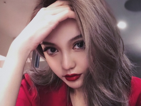 周揚青微博曬美照，「肚臍亮點」辣翻，網友 tag 羅志祥：「管管你老婆」！