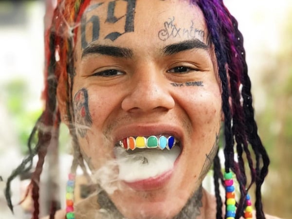 刺青師評價年輕 Rapper 流行的臉部刺青 被吐槽「搞得像高中課桌椅塗鴉一樣」!