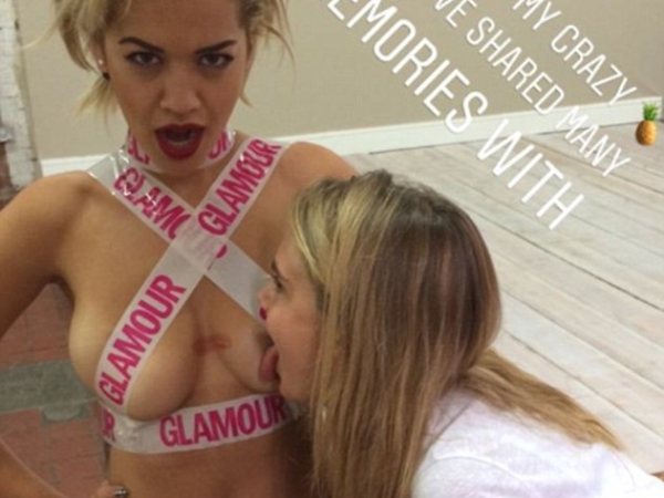 到處撩妹!英國超模卡拉曾火辣舔 Rita Ora 胸部 閨蜜一起慶祝她 26 歲生日!