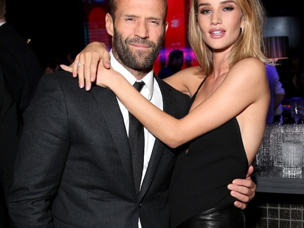 傑森史塔森終於要結婚了！選在「這個時間」與小 20 歲超模 Rosie Huntington-Whiteley 辦婚禮！