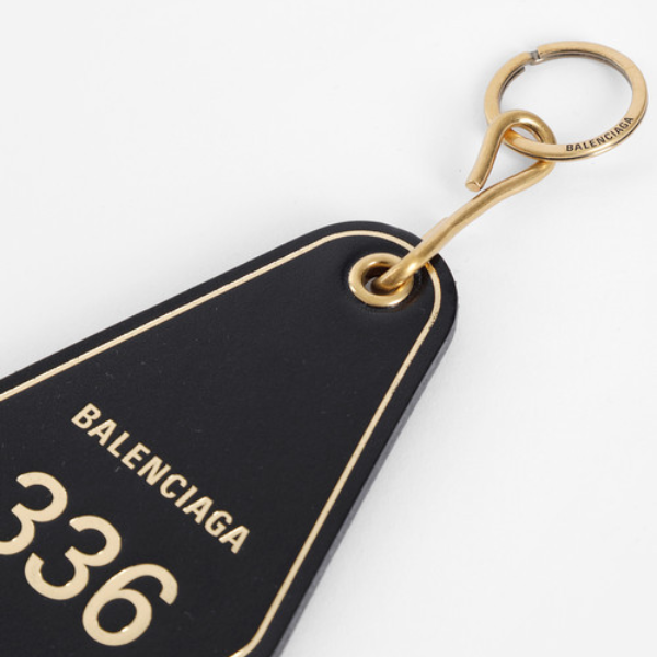 世界上最貴鑰匙圈！ Balenciaga 推出超浮誇價格 FW18 Hotel Key Tag
