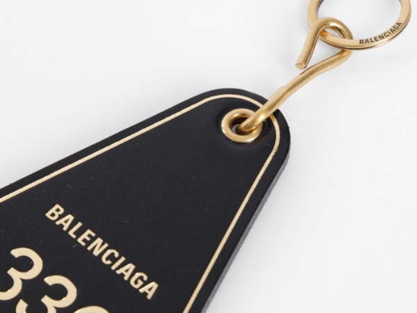 世界上最貴鑰匙圈！ Balenciaga 推出超浮誇價格 FW18 Hotel Key Tag