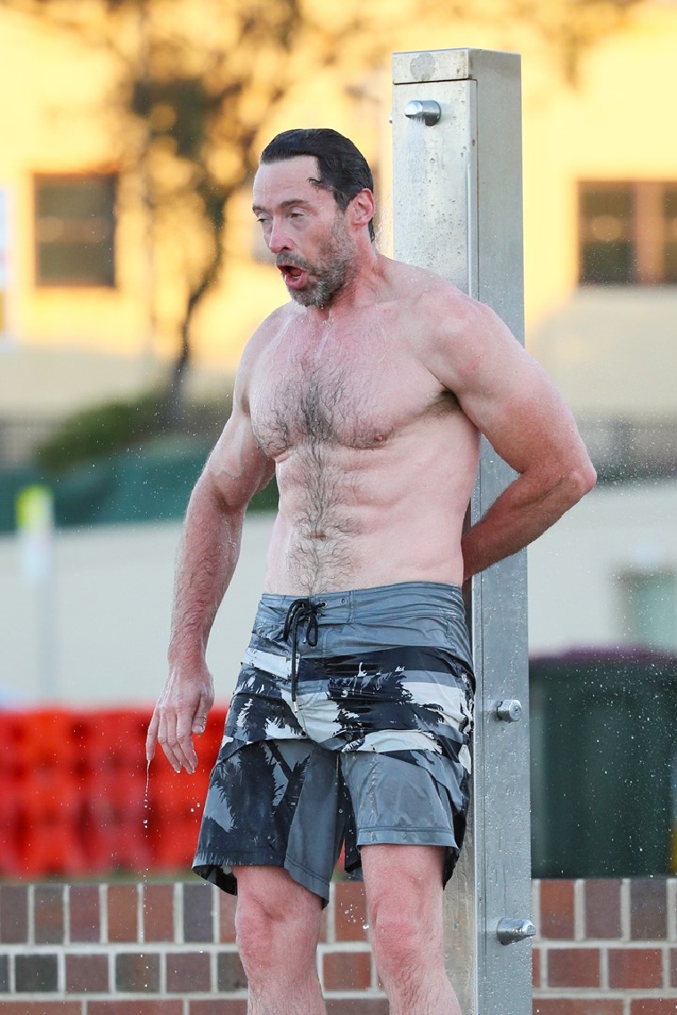 金鋼狼休傑克曼現身雪梨海灘　展現長期經營的傲人腹肌