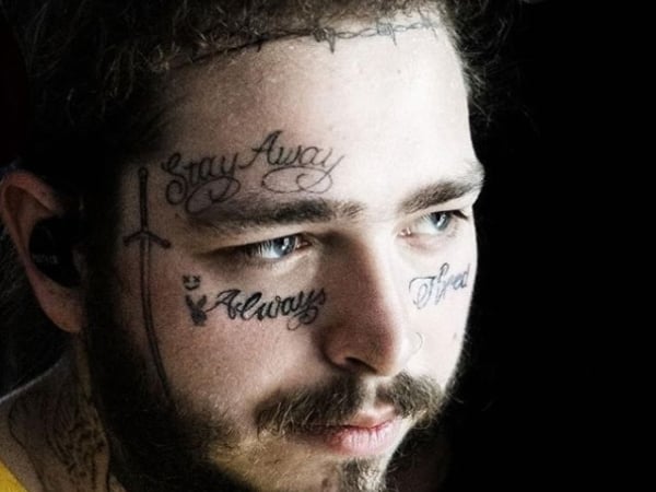 多位專業刺青師評論歐美 Rapper 「臉部刺青」!傻眼表示「有些根本就是國小課桌椅上的塗鴉」