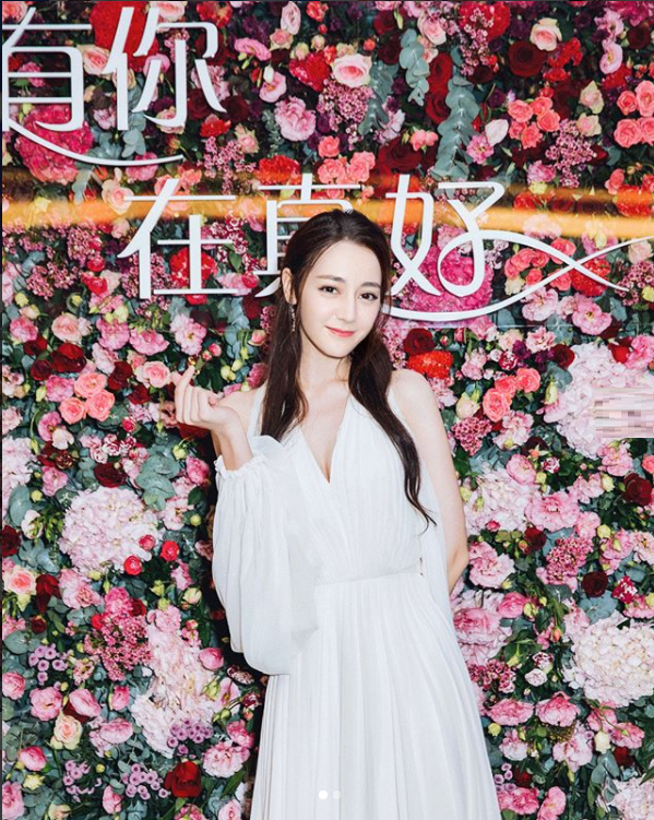 表情萌萌哒！ 迪麗熱巴披王妃級婚紗，深V美胸一覽無遺！