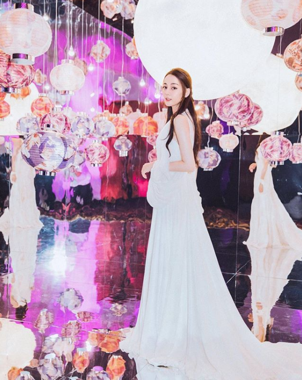 表情萌萌哒！ 迪麗熱巴披王妃級婚紗，深V美胸一覽無遺！