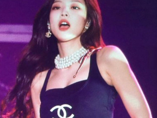人間香奈兒再出擊！BLACKPINK Jennie 「泳裝」上舞台，全身都精品！