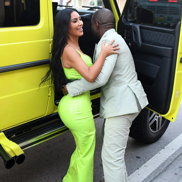 肯伊威斯特摸臀親自抱金卡戴珊下車超恩愛　西裝這樣配拖鞋將成為最新潮流！