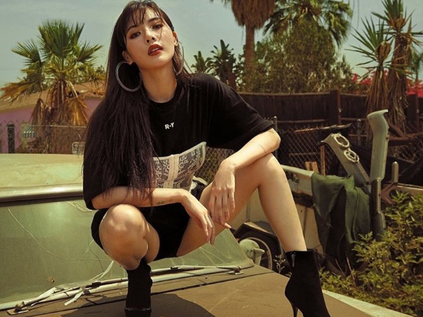 男朋友知道嗎?泫雅 HyunA 魅惑洛杉磯街頭,豹紋罩衫內只有一件「黑色內衣」!