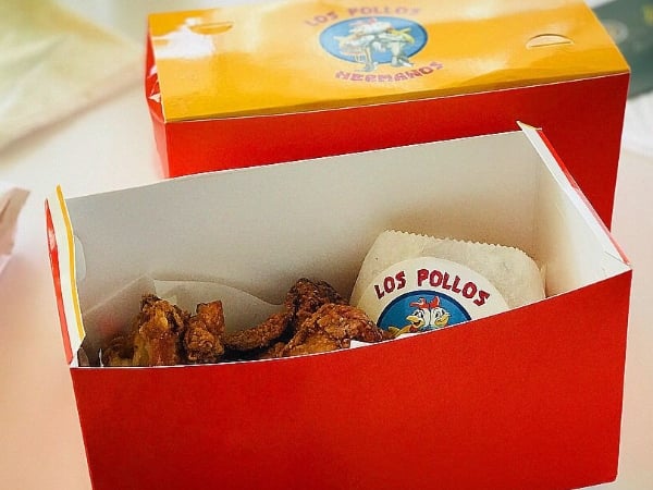 還記得《絕命毒師》Los Pollos Hermanos 炸雞店嗎？葛斯告訴你現在真的可以買到！